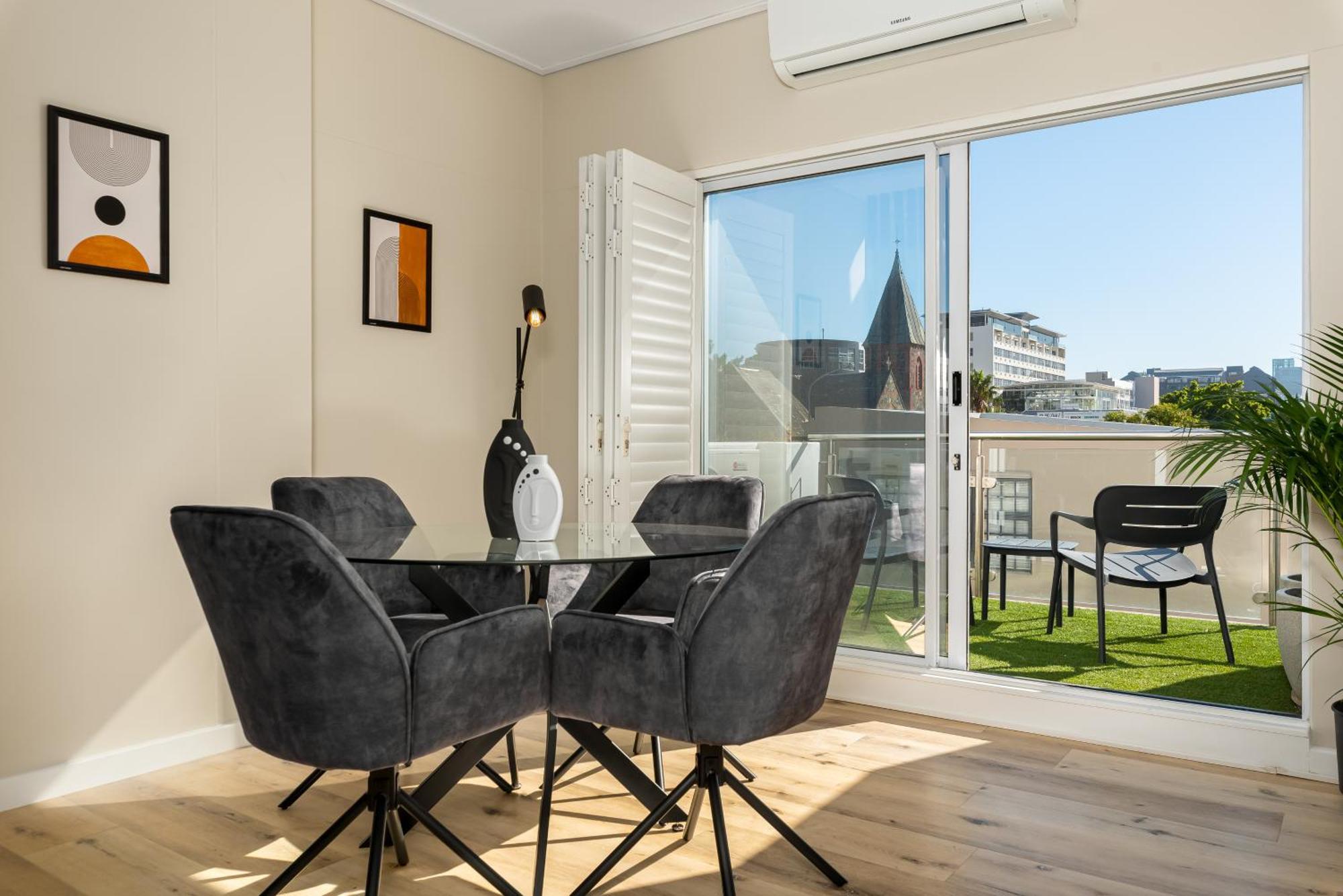 220 On Loop Luxury Apartment
