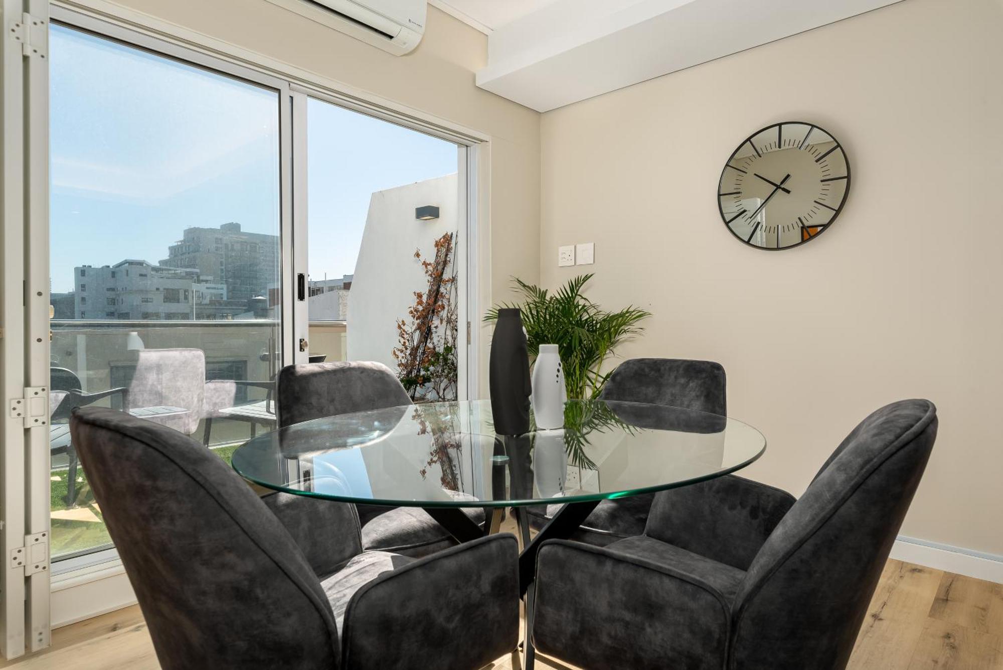 220 On Loop Luxury Apartment